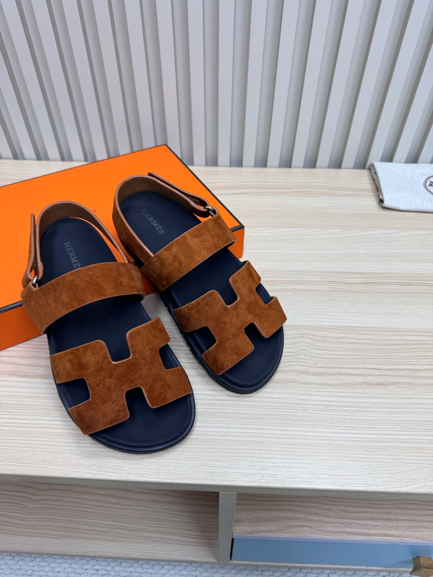 👟👟Ex-factory price 502👟👟Hermes🐎The extremely popular couple’s second uncle slippers/golden sandals and slippers, paired with various colorful socks, are so trendy!  ———————— Upper: imported cowhide/sheep leather/cloth/palmprint leather lining: imported cowhide/sheepskin outsole: Tpu non-slip and wear-resistant outsole Female size: 35-42 (40.41.42 non-returnable and non-exchangeable) Male code: 39-45 (45 non-returnable and non-exchangeable)